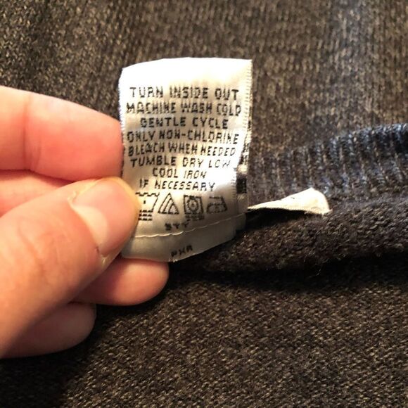 Geoffrey Beene grey v neck sweater. Size medium - Picture 4 of 9